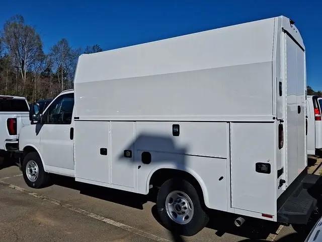 2025 GMC Savana Cutaway Work Van