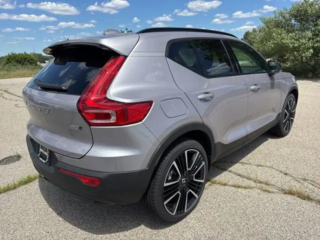 2026 Volvo XC40 Ultra, B5 AWD Gas (mild hybrid), Dark