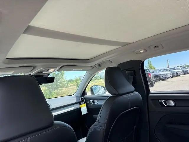 2026 Volvo XC40 Ultra, B5 AWD Gas (mild hybrid), Dark