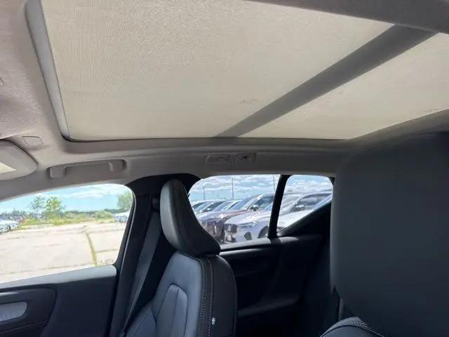 2026 Volvo XC40 Ultra, B5 AWD Gas (mild hybrid), Dark