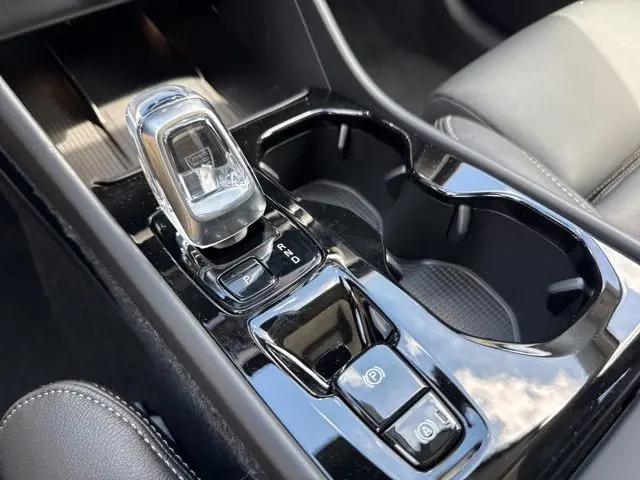 2026 Volvo XC40 Ultra, B5 AWD Gas (mild hybrid), Dark