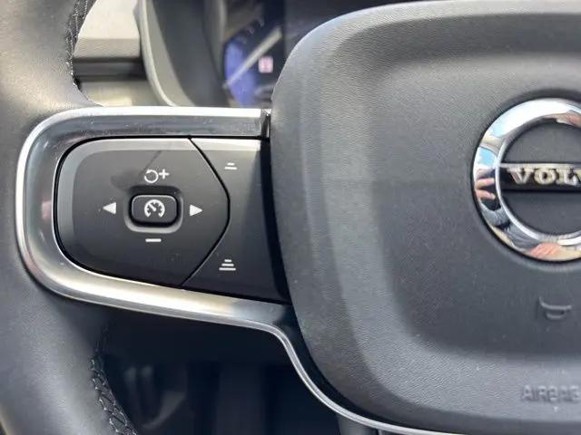 2026 Volvo XC40 Ultra, B5 AWD Gas (mild hybrid), Dark