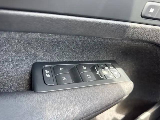 2026 Volvo XC40 Ultra, B5 AWD Gas (mild hybrid), Dark