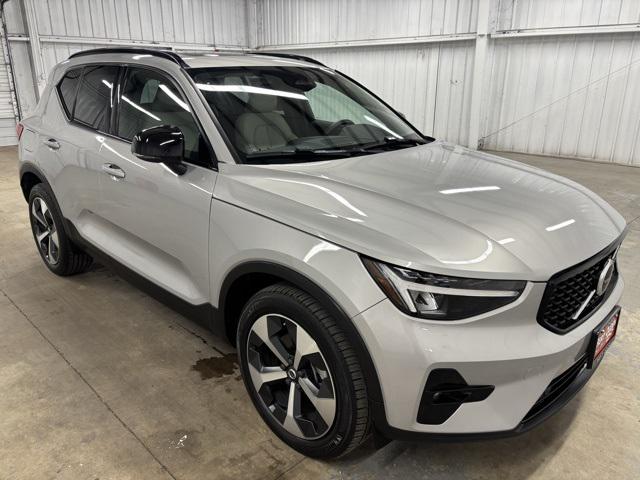 2023 Volvo XC40 B5 Plus Dark Theme