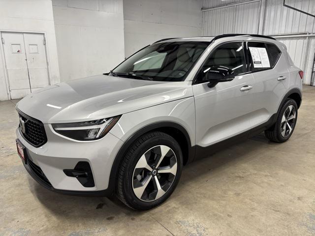 2023 Volvo XC40 B5 Plus Dark Theme