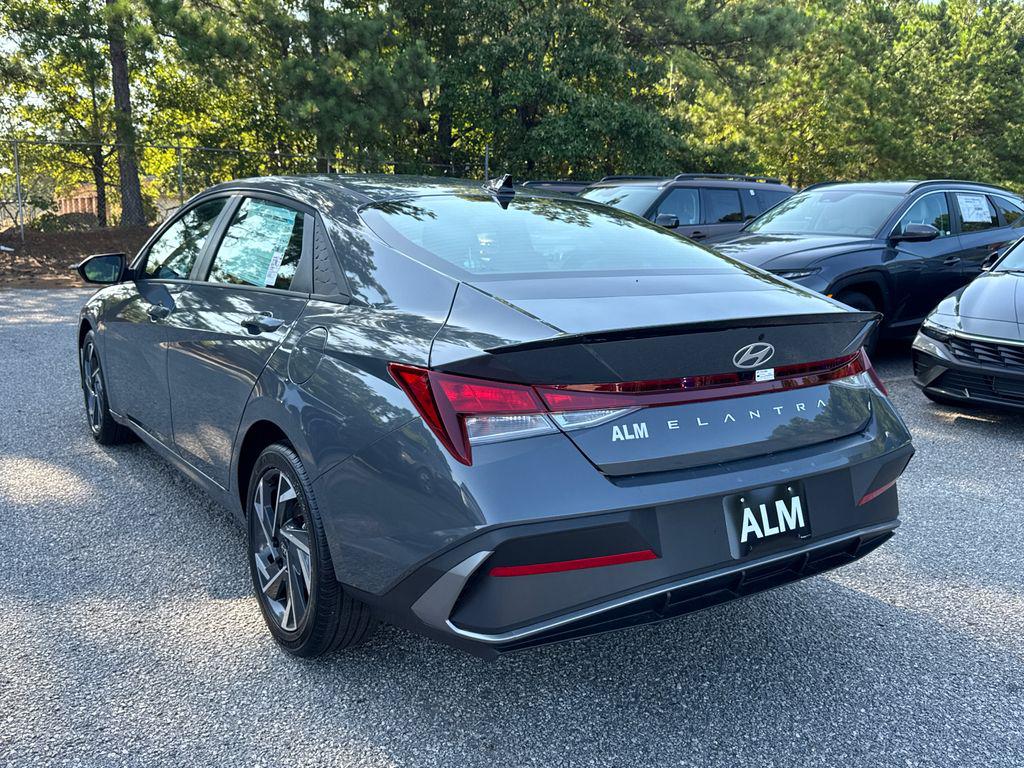 2025 Hyundai Elantra SEL Sport photo 3