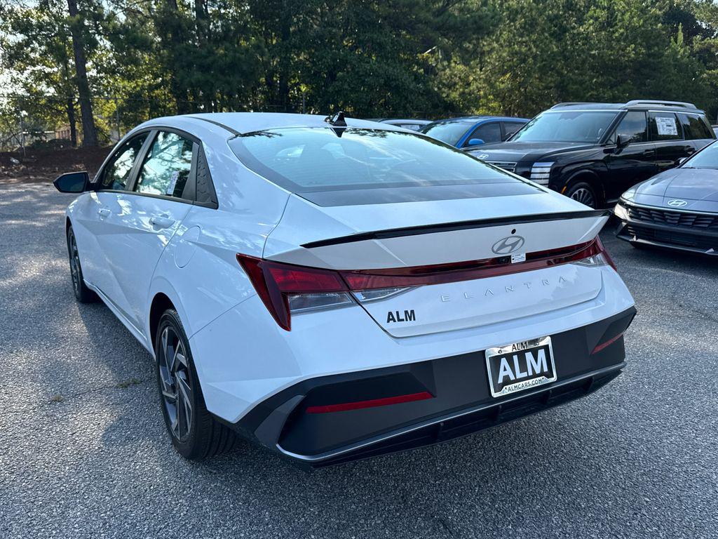 2025 Hyundai Elantra SEL Sport photo 3