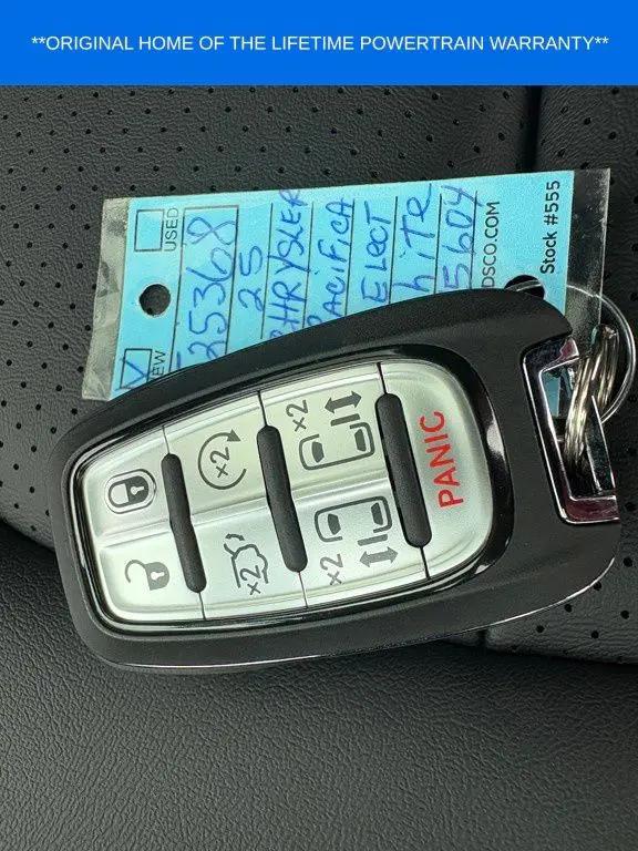 2025 Chrysler Pacifica Select