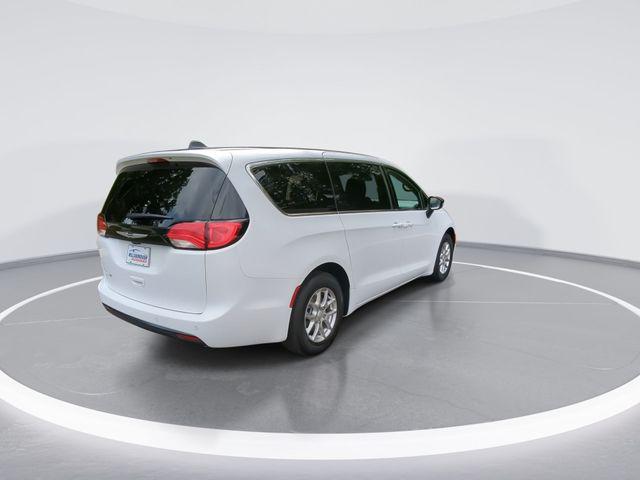 2025 Chrysler Voyager LX