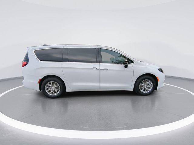 2025 Chrysler Voyager LX