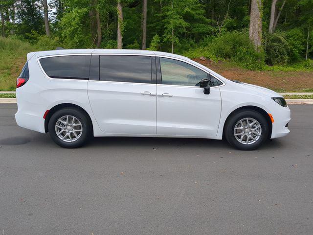 2025 Chrysler Voyager LX