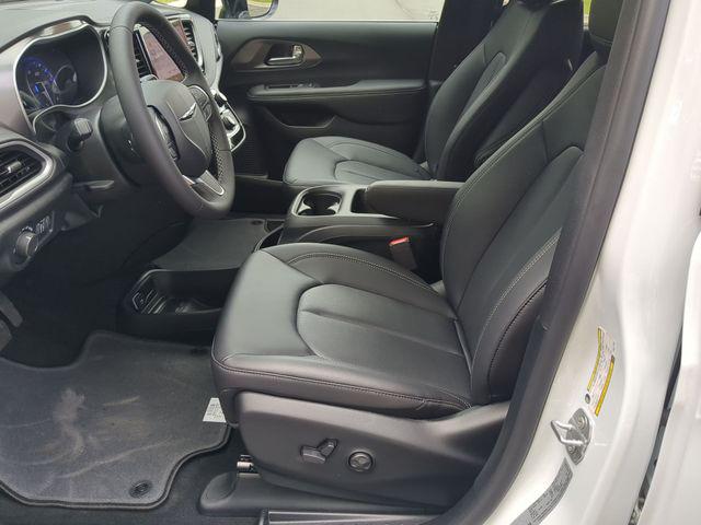 2025 Chrysler Voyager LX