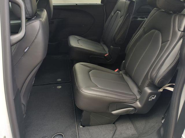 2025 Chrysler Voyager LX