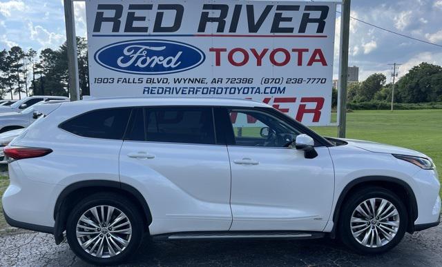 2022 Toyota Highlander Hybrid Platinum