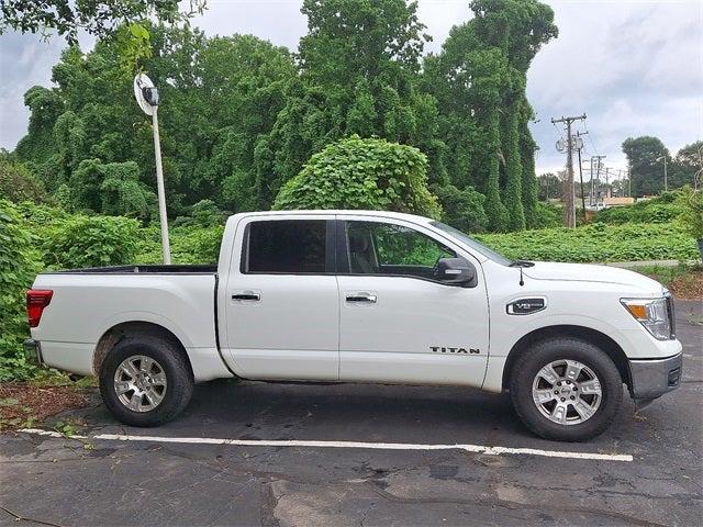2017 Nissan TITAN SV