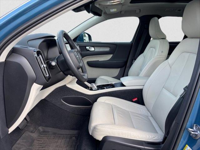 2023 Volvo XC40 B5 Plus Bright Theme