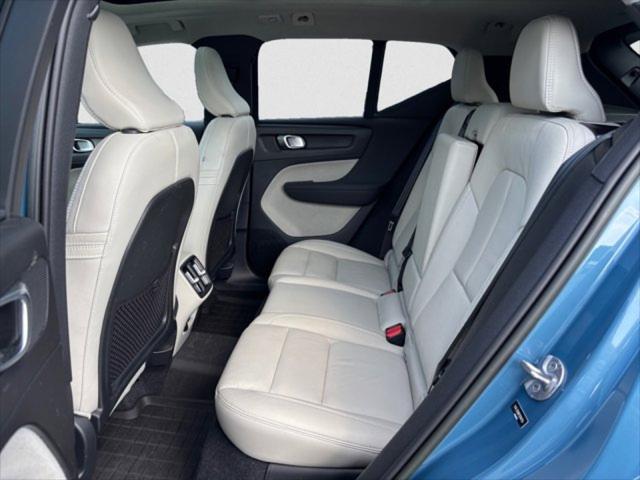 2023 Volvo XC40 B5 Plus Bright Theme