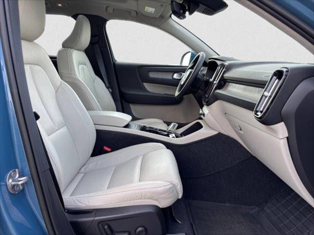 2023 Volvo XC40 B5 Plus Bright Theme