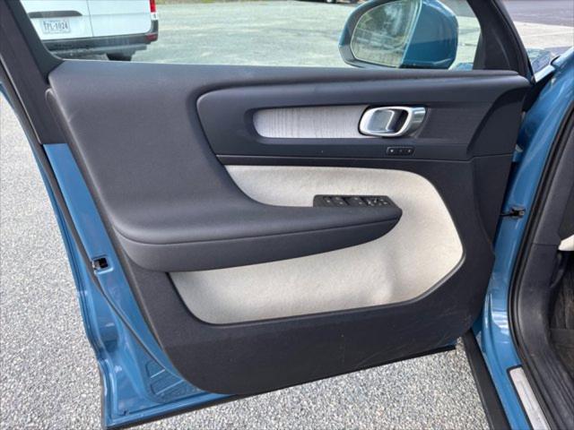 2023 Volvo XC40 B5 Plus Bright Theme