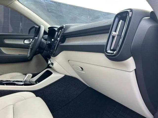 2024 Volvo XC40 B5 Plus Bright Theme