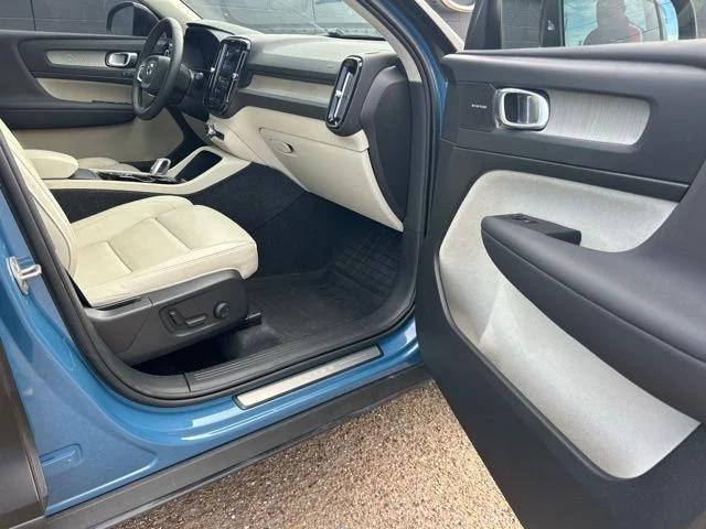 2024 Volvo XC40 B5 Plus Bright Theme