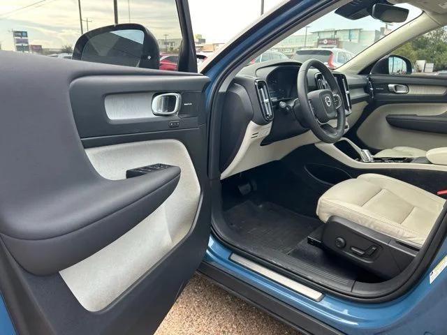 2024 Volvo XC40 B5 Plus Bright Theme