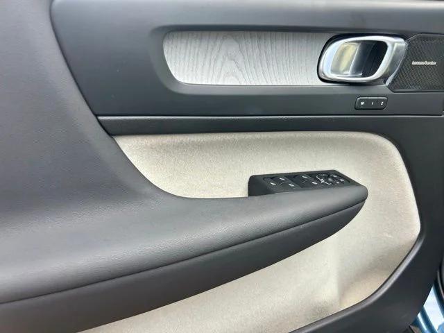 2024 Volvo XC40 B5 Plus Bright Theme
