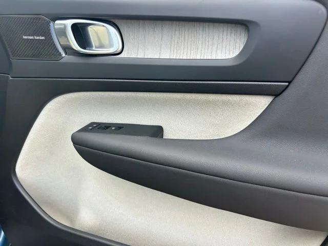 2024 Volvo XC40 B5 Plus Bright Theme