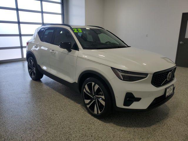 2023 Volvo XC40 B5 Ultimate Dark Theme
