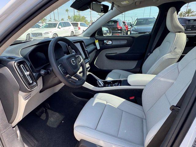 2025 Volvo XC40 B5 Plus Dark Theme