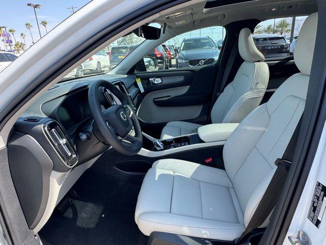 2025 Volvo XC40 B5 Plus Dark Theme