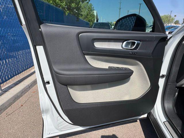 2025 Volvo XC40 B5 Plus Dark Theme