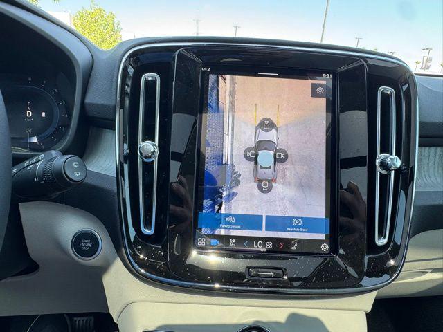 2025 Volvo XC40 B5 Plus Dark Theme