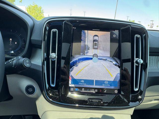 2025 Volvo XC40 B5 Plus Dark Theme
