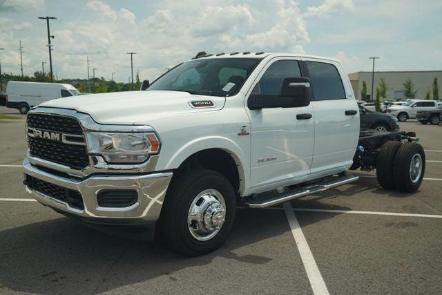 2024 RAM Ram 3500 Chassis Cab RAM 3500 SLT CREW CAB CHASSIS 4X4 60 CA 2024 RAM Ram 3500 Chassis Cab RAM 3500 SLT CREW CAB CHASSIS 4X4 60 CA