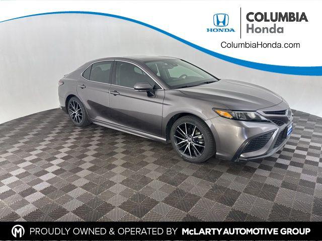 2022 Toyota Camry SE Hybrid