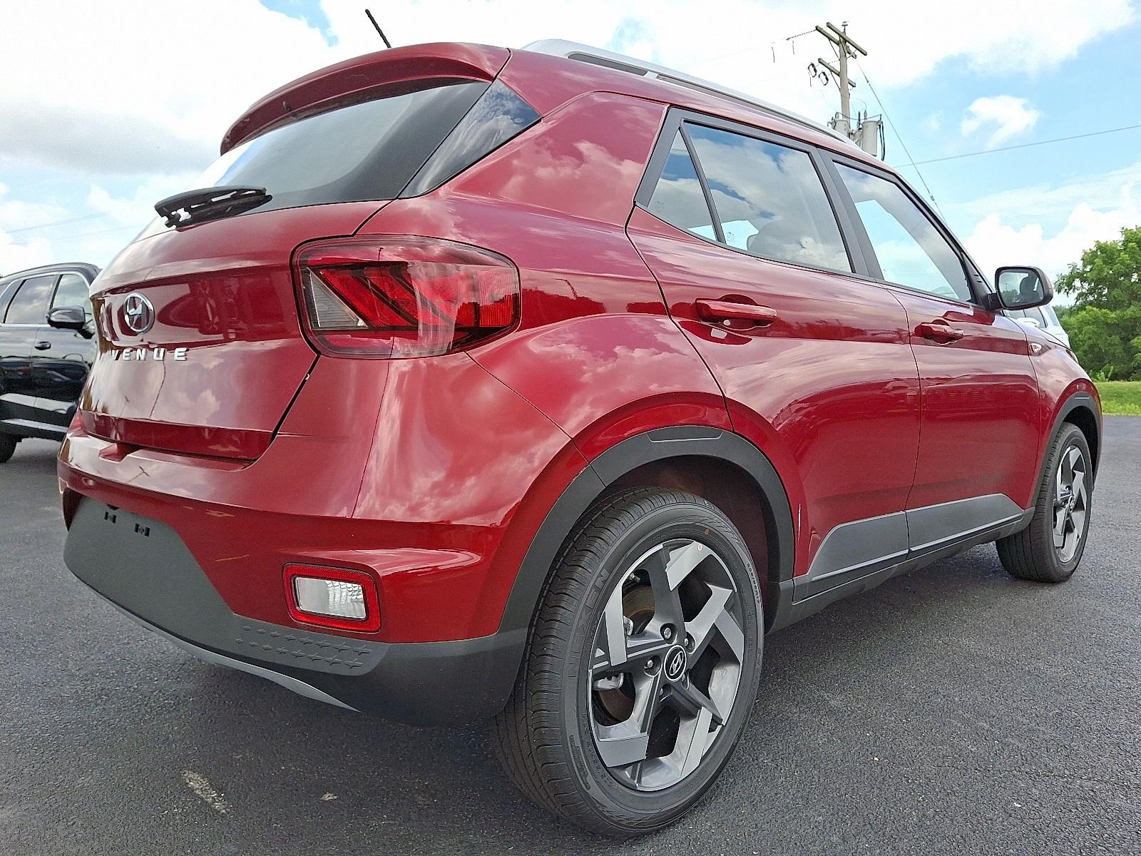 2025 Hyundai Venue Limited - Photo 4