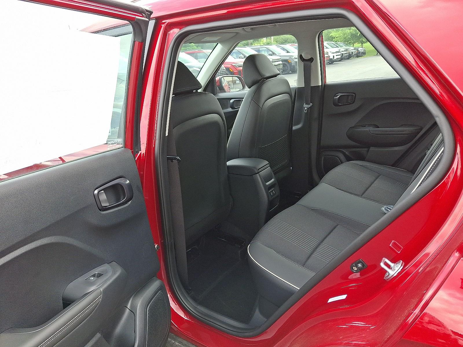 2025 Hyundai Venue Limited - Photo 6