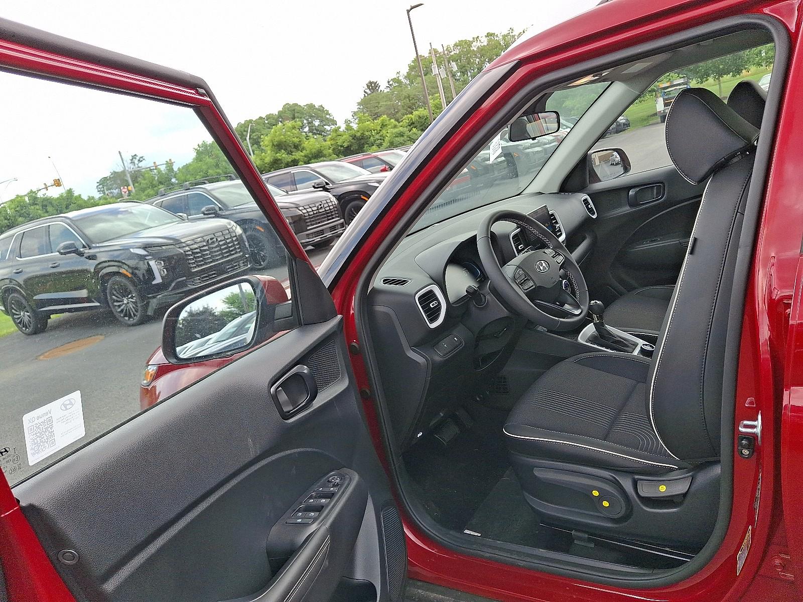 2025 Hyundai Venue Limited - Photo 9