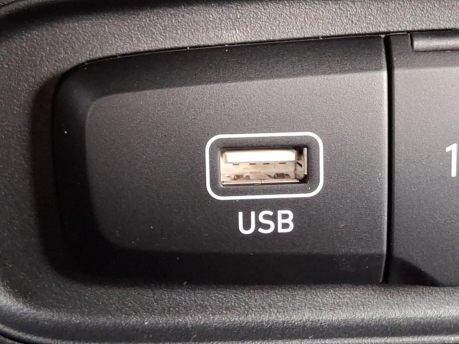 2025 Hyundai Venue Limited - Photo 18