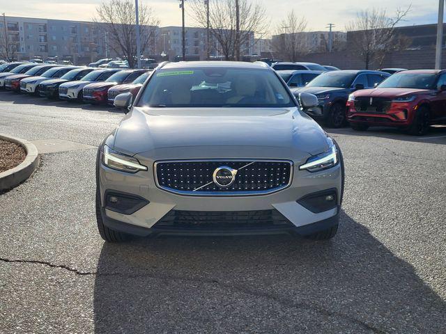 2026 Volvo V60 Cross Country Plus, B5 AWD Gas (mild hybrid)