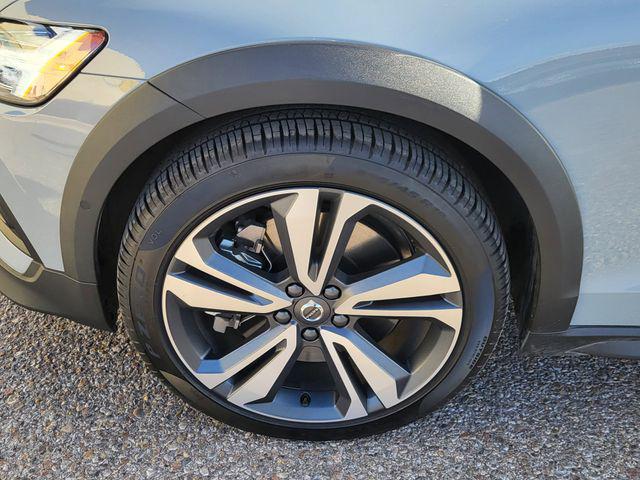 2026 Volvo V60 Cross Country Plus, B5 AWD Gas (mild hybrid)