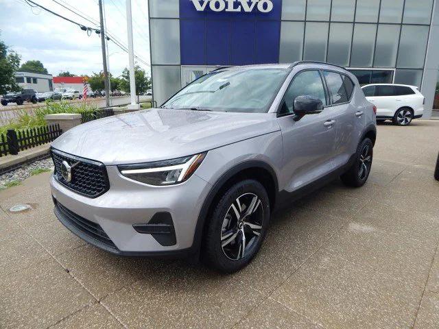 2026 Volvo XC40 Core, B5 AWD Gas (mild hybrid), Dark