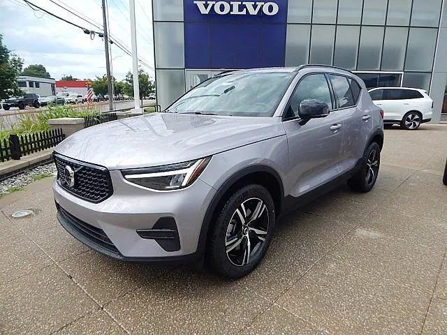2026 Volvo XC40 Core, B5 AWD Gas (mild hybrid), Dark