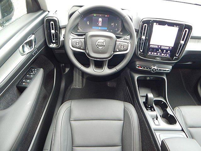 2026 Volvo XC40 Core, B5 AWD Gas (mild hybrid), Dark