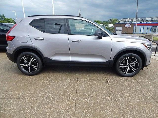 2026 Volvo XC40 Core, B5 AWD Gas (mild hybrid), Dark