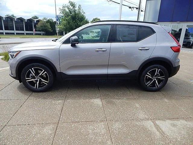 2026 Volvo XC40 Core, B5 AWD Gas (mild hybrid), Dark