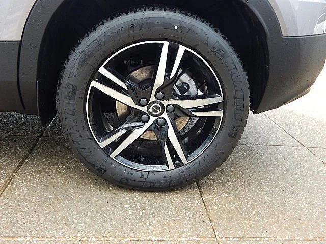 2026 Volvo XC40 Core, B5 AWD Gas (mild hybrid), Dark