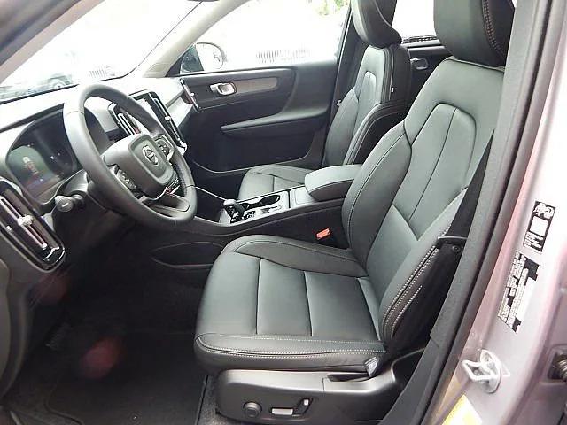 2026 Volvo XC40 Core, B5 AWD Gas (mild hybrid), Dark