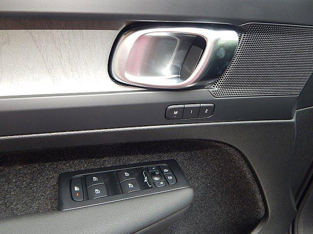 2026 Volvo XC40 Core, B5 AWD Gas (mild hybrid), Dark